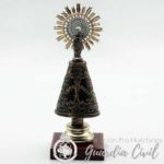 VIRGEN DEL PILAR CON MANTO OVALADO METÁLICO DE RESINA