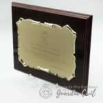 METOPA CON BASE DE MADERA Y PLACA EN PERGAMINO DORADA MATE Y ESTUCHE incluye grabacion