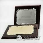 METOPA CON BASE DE MADERA Y PLACA EN PERGAMINO PLATEADA MATE Y ESTUCHE incluye grabacion - Imagen 2