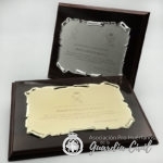 METOPA CON BASE DE MADERA Y PLACA EN PERGAMINO PLATEADA MATE Y ESTUCHE incluye grabacion - Imagen 4