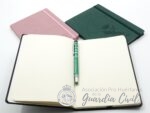 Cuaderno Clásico  color negro con Hojas Lisas, Tapa Dura y Cierre ElásticoA-5  c/ logo en seco - Imagen 4