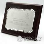METOPA CON BASE DE MADERA Y PLACA EN PERGAMINO PLATEADA MATE Y ESTUCHE incluye grabacion