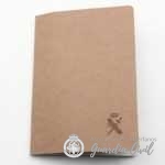 BLOC DE NOTAS (A5) EN TAPA DE CARTON, 80 PAGINAS EN APPEL RECICLADO Y BOLSILLO . LOGO H.L