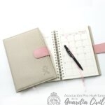 AGENDA 2027 , COLOR BEIGE + RECAMBIO  PAGINA DIA (18 X 25) CON TRABILLA CON IMAN, COLOR ROSA - Imagen 3