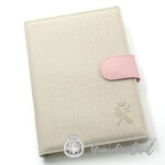 AGENDA 2027 , COLOR BEIGE + RECAMBIO  PAGINA DIA (18 X 25) CON TRABILLA CON IMAN, COLOR ROSA