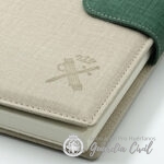 AGENDA 2027, COLOR BEIGE + RECAMBIO  PAGINA DIA (18 X 25) CON TRABILLA CON IMAN, COLOR VERDE - Imagen 2