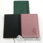 Cuaderno Clásico  color verde con Hojas Lisas, Tapa Dura y Cierre ElásticoA-5  c/ logo en seco - Imagen 4