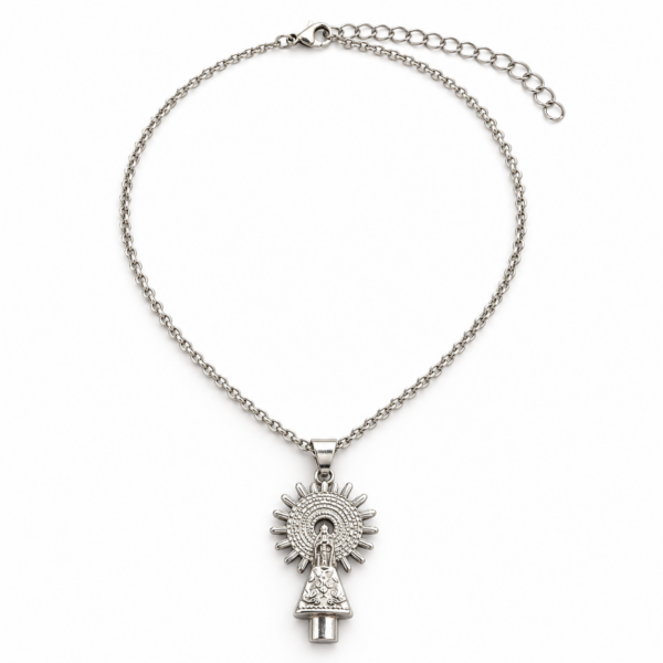 Colgante  de la Virgen del Pilar, en plateado, modelo Virgen clasica.