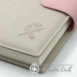 AGENDA 2027 , COLOR BEIGE + RECAMBIO  PAGINA DIA (18 X 25) CON TRABILLA CON IMAN, COLOR ROSA - Imagen 2