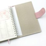 AGENDA 2027 , COLOR BEIGE + RECAMBIO  PAGINA DIA (18 X 25) CON TRABILLA CON IMAN, COLOR ROSA - Imagen 4