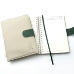 AGENDA 2027, COLOR BEIGE + RECAMBIO  PAGINA DIA (18 X 25) CON TRABILLA CON IMAN, COLOR VERDE - Imagen 3