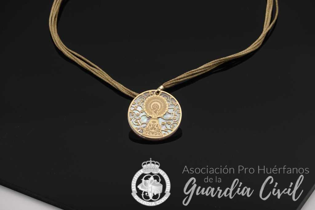 COLGANTE DE LA VIRGEN DEL PILAR REDONDO EN DORADO Y NACAR DE 30 MM Ref CO2791CH