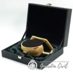ESTUCHE CON TRICORNIO MINI DE GALA. ESTUCHE COLOR NEGRO CON HAZ DE LICTORES  EN DORADO.