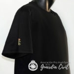 CAMISETA 100 POLIESTER DE 135 GR COLOR NEGRO MANGA CORTA LOGO GC Y BANDERA - Imagen 2