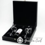 ESTUCHE  CON BOTELLA  VINO Y DOS COPAS. EN NEGRO  CON HAZ DE LICTORES  EN DORADO. (35 X 35 X 10 CM) - Imagen 3