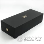 ESTUCHE PARA FIGURA GRANDE  , EN NEGRO  CON HAZ DE LICTORES  EN DORADO.  (45 X 19 X 10,5 cm)