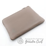 CARTERA CON MONEDERO, BILLETERA , TARJETERO  Y MOSQUETÓN LLAVES. MED. 16X11 CM.  COLOR  MARRON-BEIGE - Imagen 3
