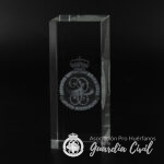 CUBO CRISTAL LOGO 2D  ASOCIACION PRO HUÉRFANOS GUARDIA CIVIL.