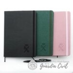 Cuaderno Clásico  color rosa con Hojas Lisas, Tapa Dura y Cierre ElásticoA-5  c/ logo en seco - Imagen 4