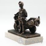 FIGURA TRAFICO CON MOTO Y LOGO - Imagen 4