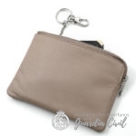 CARTERA CON MONEDERO, BILLETERA , TARJETERO  Y MOSQUETÓN LLAVES. MED. 16X11 CM.  COLOR  MARRON-BEIGE - Imagen 2