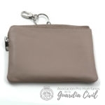 CARTERA CON MONEDERO, BILLETERA , TARJETERO  Y MOSQUETÓN LLAVES. MED. 16X11 CM.  COLOR  MARRON-BEIGE