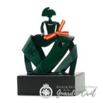 MENINA VELAZQUEZ 13.5CM VERDE ESMERALDA CON PEANA CUADRADA  GRABACION ESCUDO HL A LASER