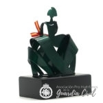 MENINA VELAZQUEZ 13.5CM VERDE ESMERALDA CON PEANA CUADRADA  GRABACION ESCUDO HL A LASER - Imagen 3