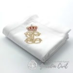 SERVILLETA BORDADA GC  EN RASO SATEN DE 50 X 50