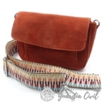 BOLSO CON CIERRE IMÁN EN ANTE, CREMALLERA INTERIOR Y CINTA  BANDOLERA MULTICOLOR.