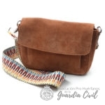 BOLSO CON CIERRE IMÁN EN ANTE, CREMALLERA INTERIOR Y CINTA BANDOLERA  MULTICOLOR.