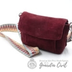 BOLSO CON CIERRE IMÁN EN ANTE , CREMALLERA INTERIOR Y CINTA BANDOLERA  MULTICOLOR.