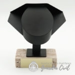 FIGURA  TRICORNIO METÁLICA CON BASE DE PIEDRA. - Imagen 2