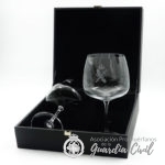 ESTUCHE QUE INCLUYE 2 COPAS DE COMBINADOS GIN TONIC , EN COLOR NEGRO CON HAZ DE LICTORES  EN DORADO.