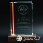 METOPA DE CRISTAL RECTANGULAR VERTICAL CON BASE DE MADERA