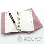 Agenda de bolsillo rosa c/ escudo seco año 2027 - Imagen 7