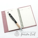 Agenda de bolsillo rosa c/ escudo seco año 2027 - Imagen 6