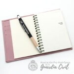 Agenda de bolsillo rosa c/ escudo seco año 2027 - Imagen 3