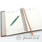 Agenda completa Bicolor año  2027  (marron y verde) 17 x 24,6 cm cerrada + Recambio día pagina - Imagen 5